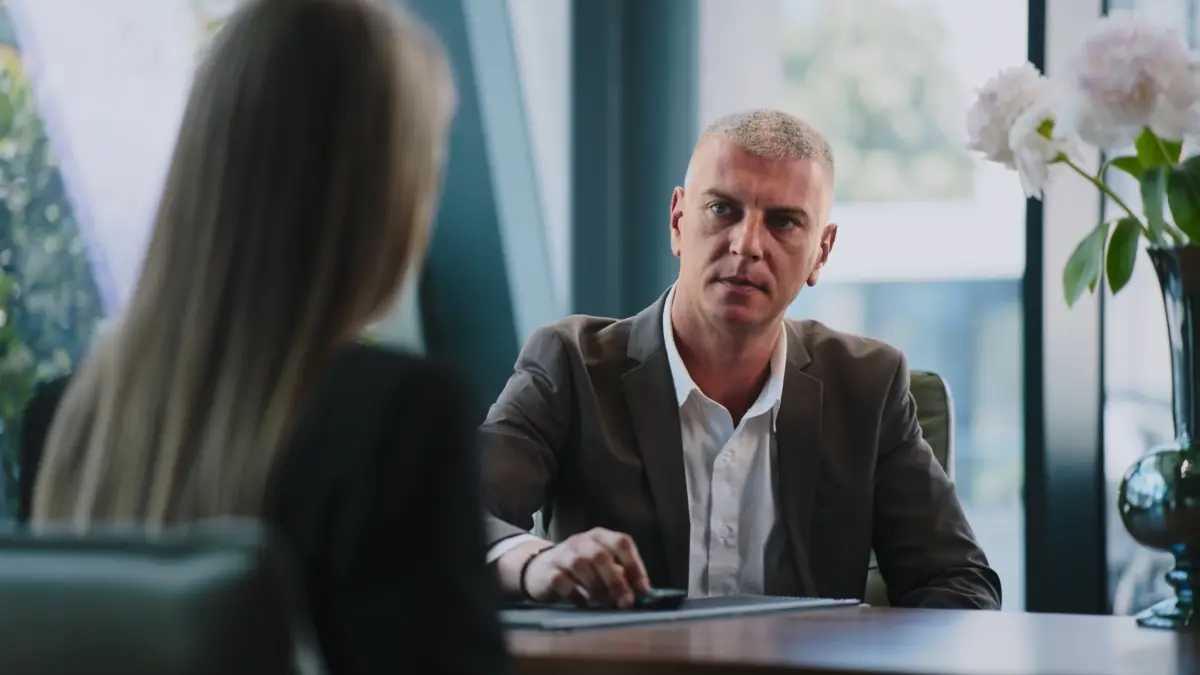 Dosarul îl facem noi · Client la masă cu un consultant de daune