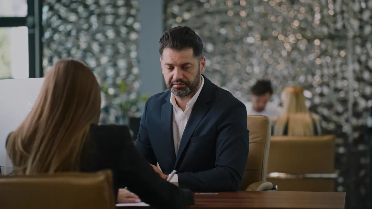 Avizarea, la sediu · Discuție la masă, la sediu