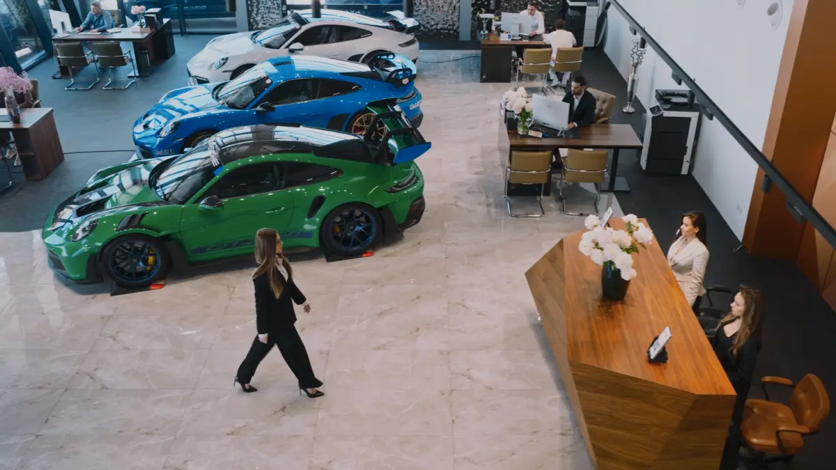 Ridici mașina reparată · Showroom cu mașini premium și recepția centrului